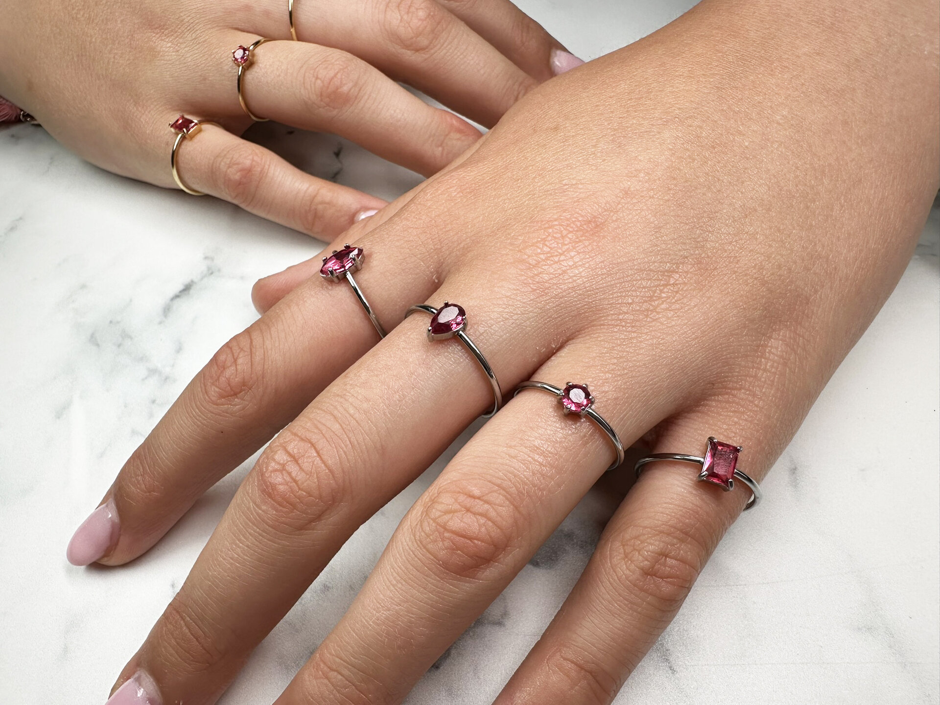 Bague Charmin's en acier avec pierre de cristal rose elliptique R1675 &ndash; D&eacute;tail romantique