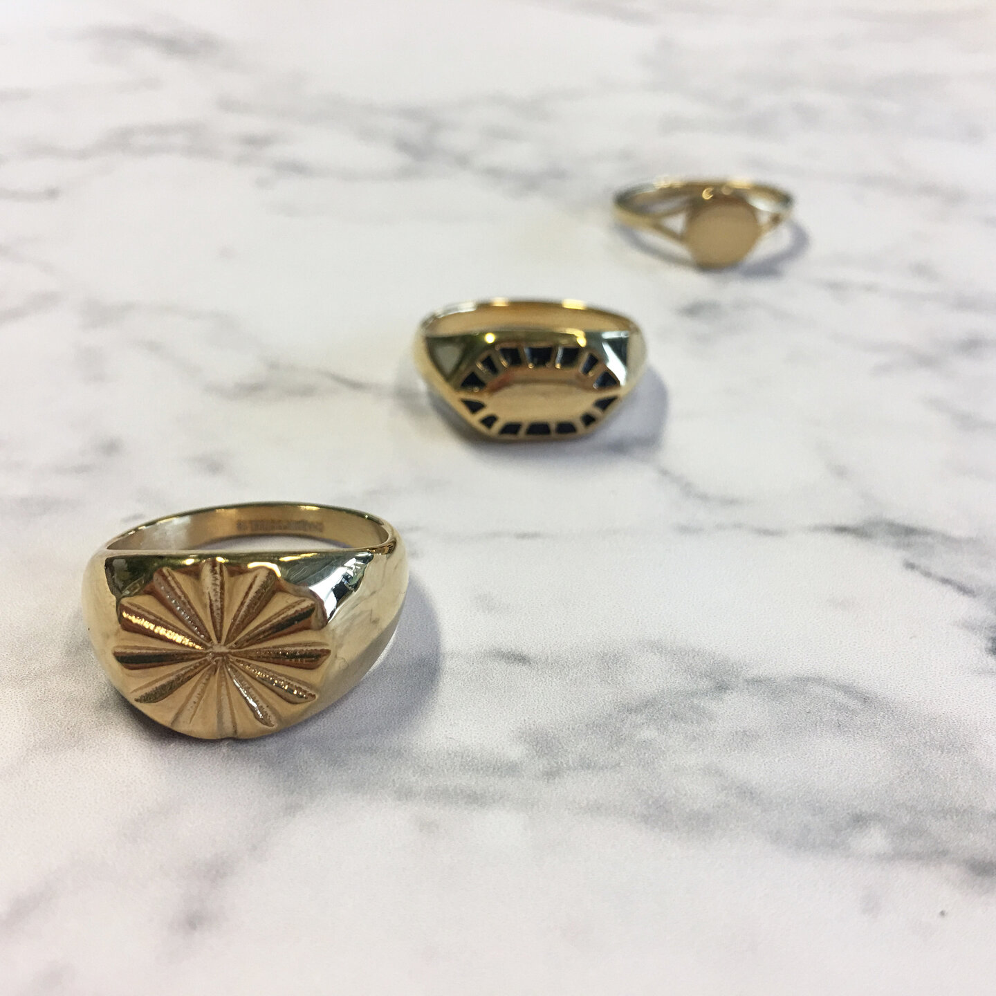 Charmin&rsquo;s goudkleurige stapelring R674 Fancy Seal goldplated staal