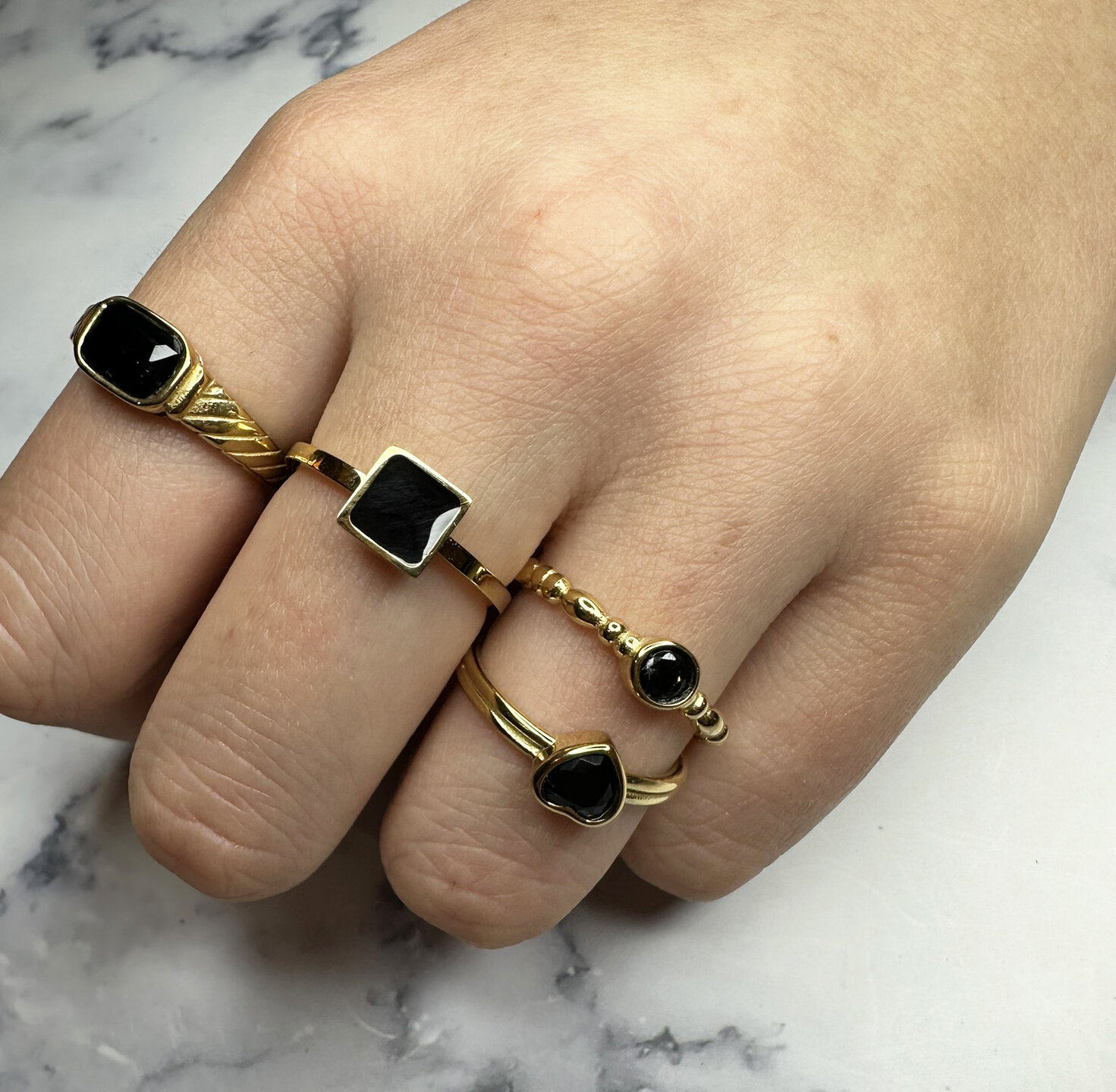 Charmin's Goudkleurige Ring Vierkant Zwart Emaille Zegel R1558 &ndash; Grafische Elegantie