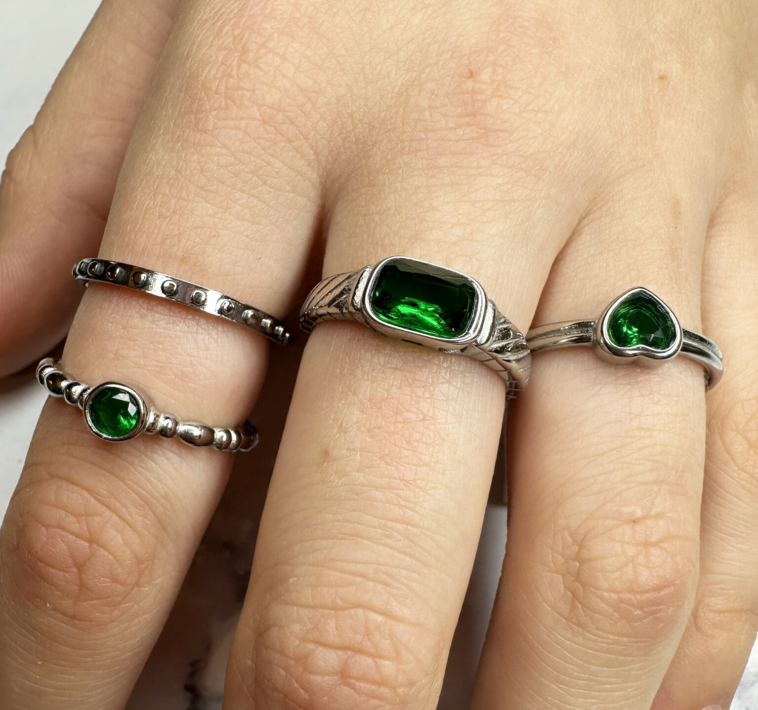 Charmin's Stalen Ring met Groene Steen en Graveringen R1346&ndash; Elegant Vintage