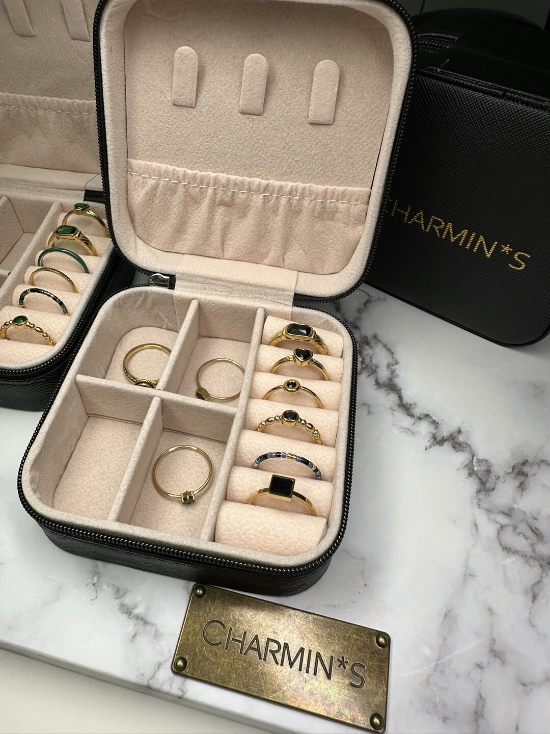 Charmin's Stalen Ring met Groene Steen en Graveringen R1346&ndash; Elegant Vintage