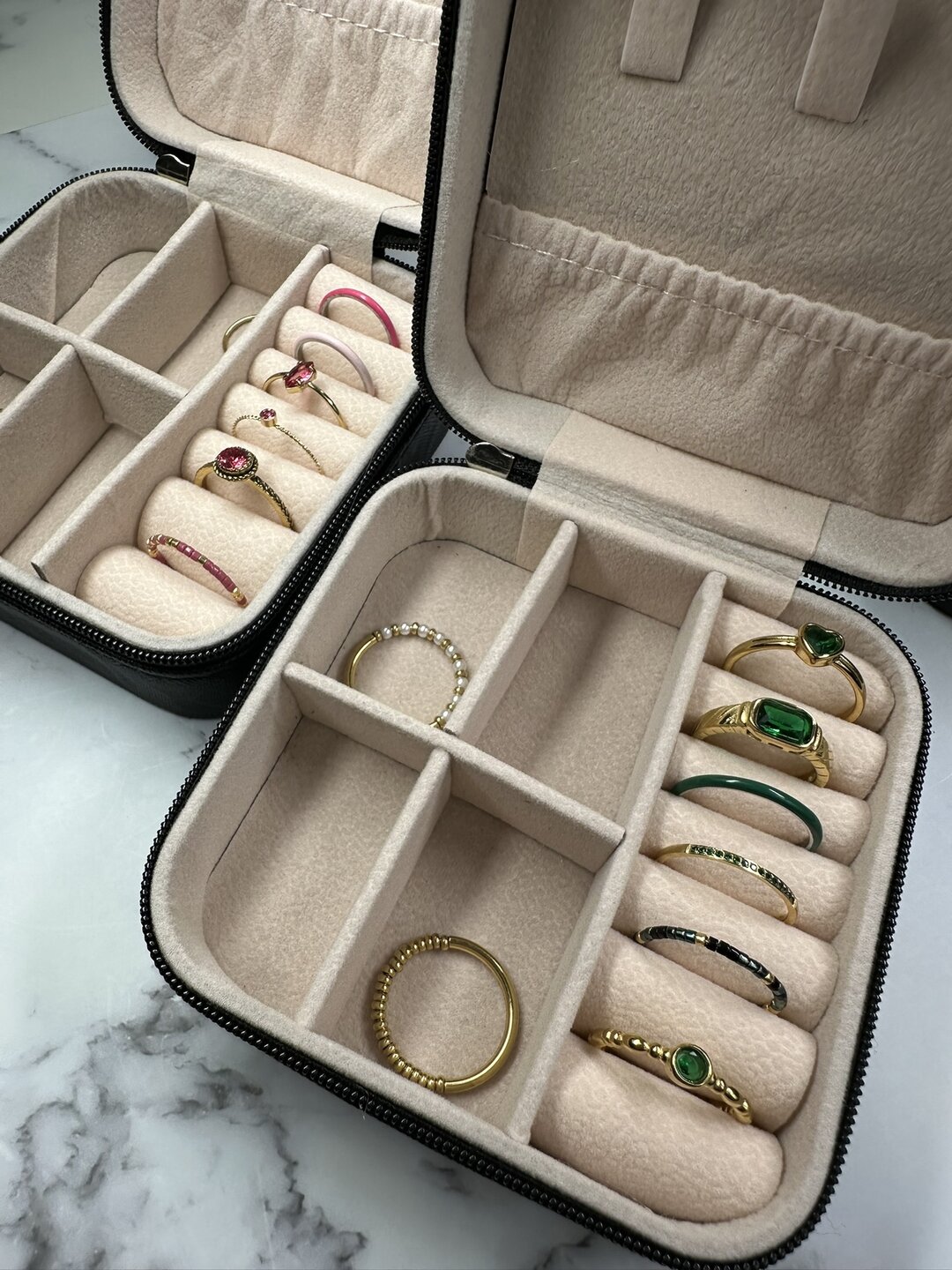 Charmin's Goudkleurige Ring met Zwart Rond Steentje R1504 &ndash; Klassiek en uitdagend