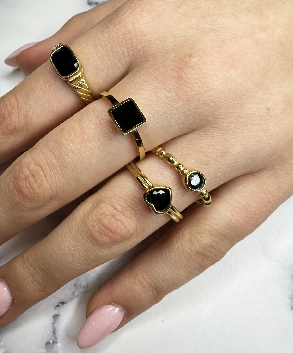 Charmin's Goudkleurige Ring met Zwart Rond Steentje R1504 &ndash; Klassiek en uitdagend