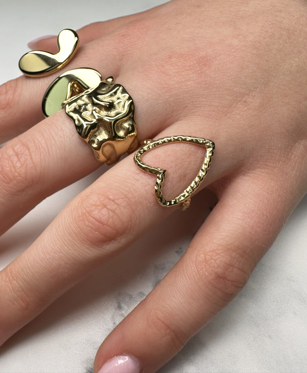 Charmin's Goudkleurige Chunky Ring met Mooie Bewerkinkingen R1837 &ndash; Kracht en Stijlvol