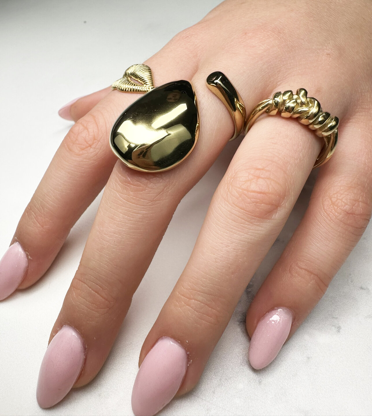 Bague &eacute;paisse couleur or de Charmin avec petites extr&eacute;mit&eacute;s rondes ouvertes et grandes extr&eacute;mit&eacute;s pendantes en acier R1843.