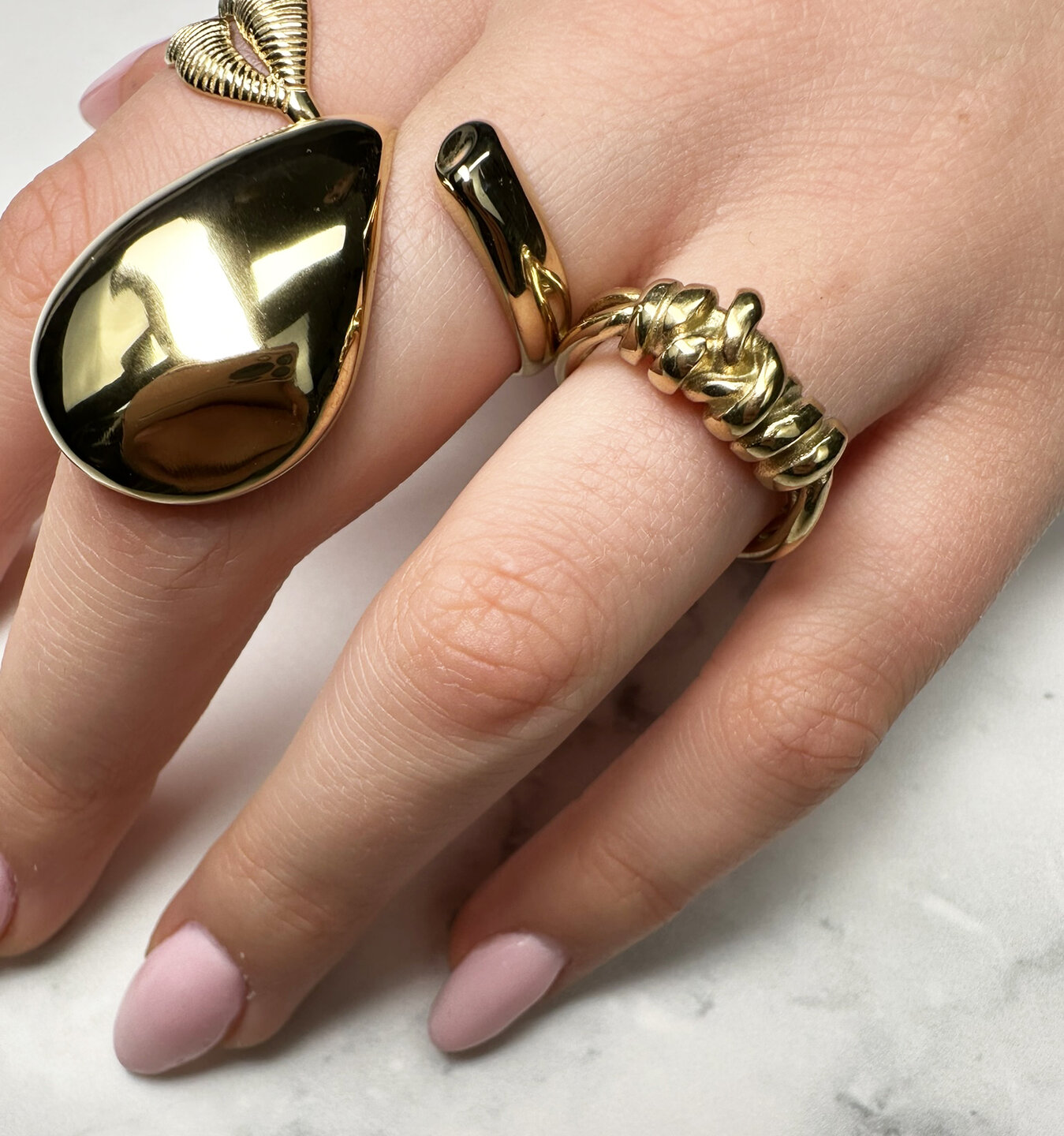 Bague &eacute;paisse couleur or de Charmin avec petites extr&eacute;mit&eacute;s rondes ouvertes et grandes extr&eacute;mit&eacute;s pendantes en acier R1843.