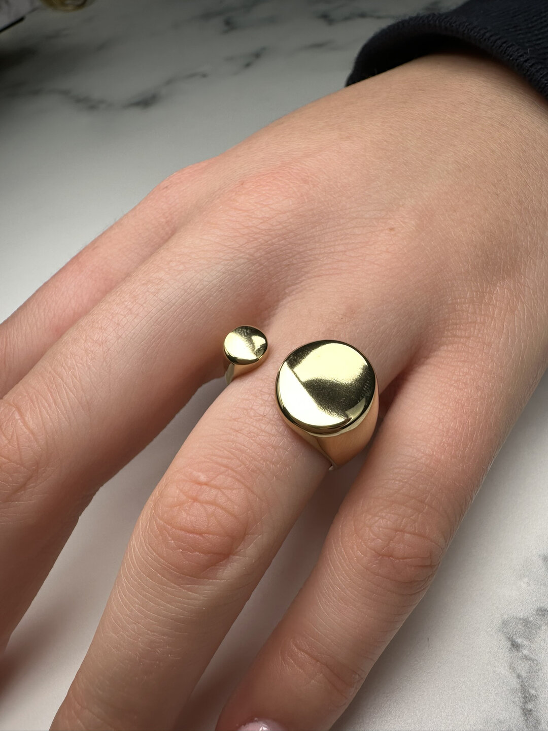 Charmin's Goudkleurige Chunky Ring met Open Platte Ronde Uiteinden Staal R1857 &ndash; Strak en Elegant