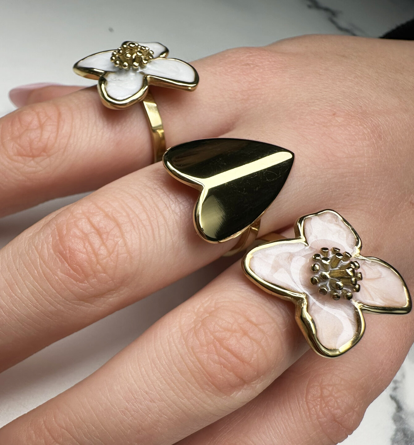 Charmin's Goudkleurige Chunky Ring met Parelmoer Bloem R1836 &ndash; Chic en Licht