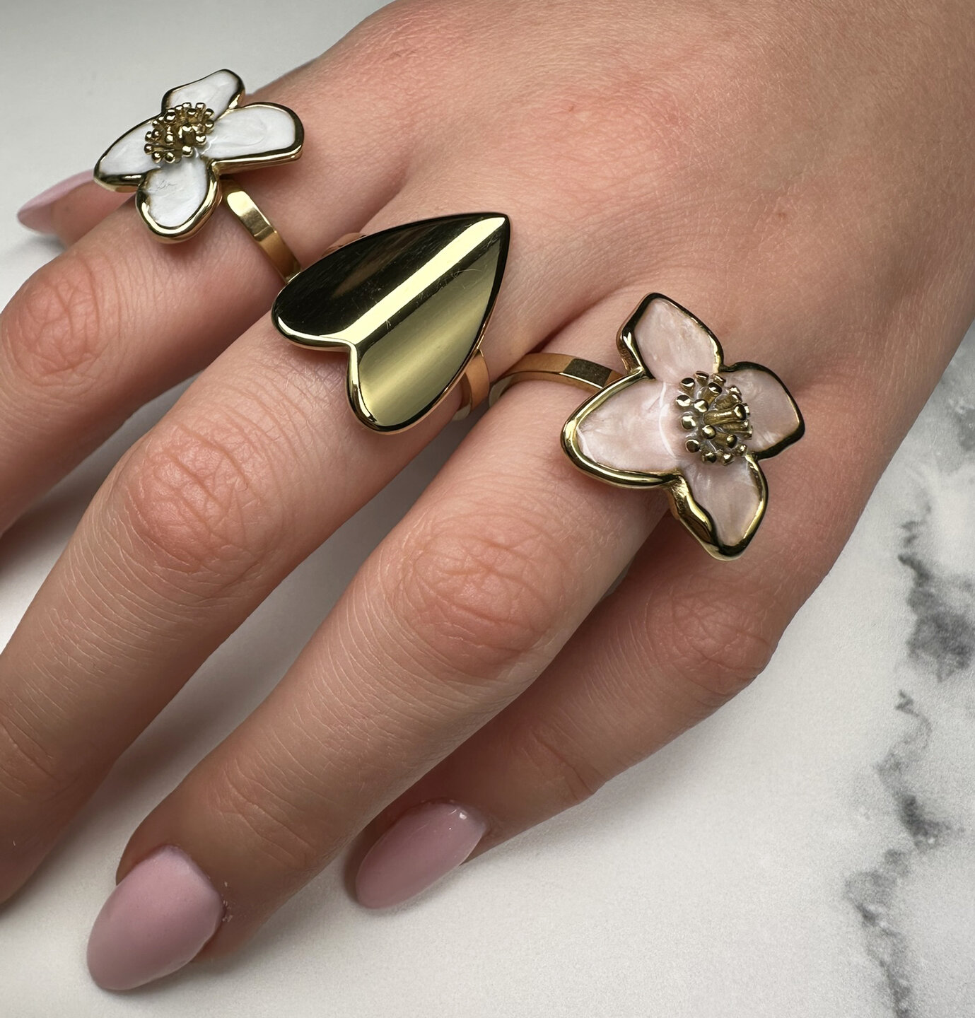 Charmin's Goudkleurige Chunky Ring met Parelmoer Bloem R1836 &ndash; Chic en Licht