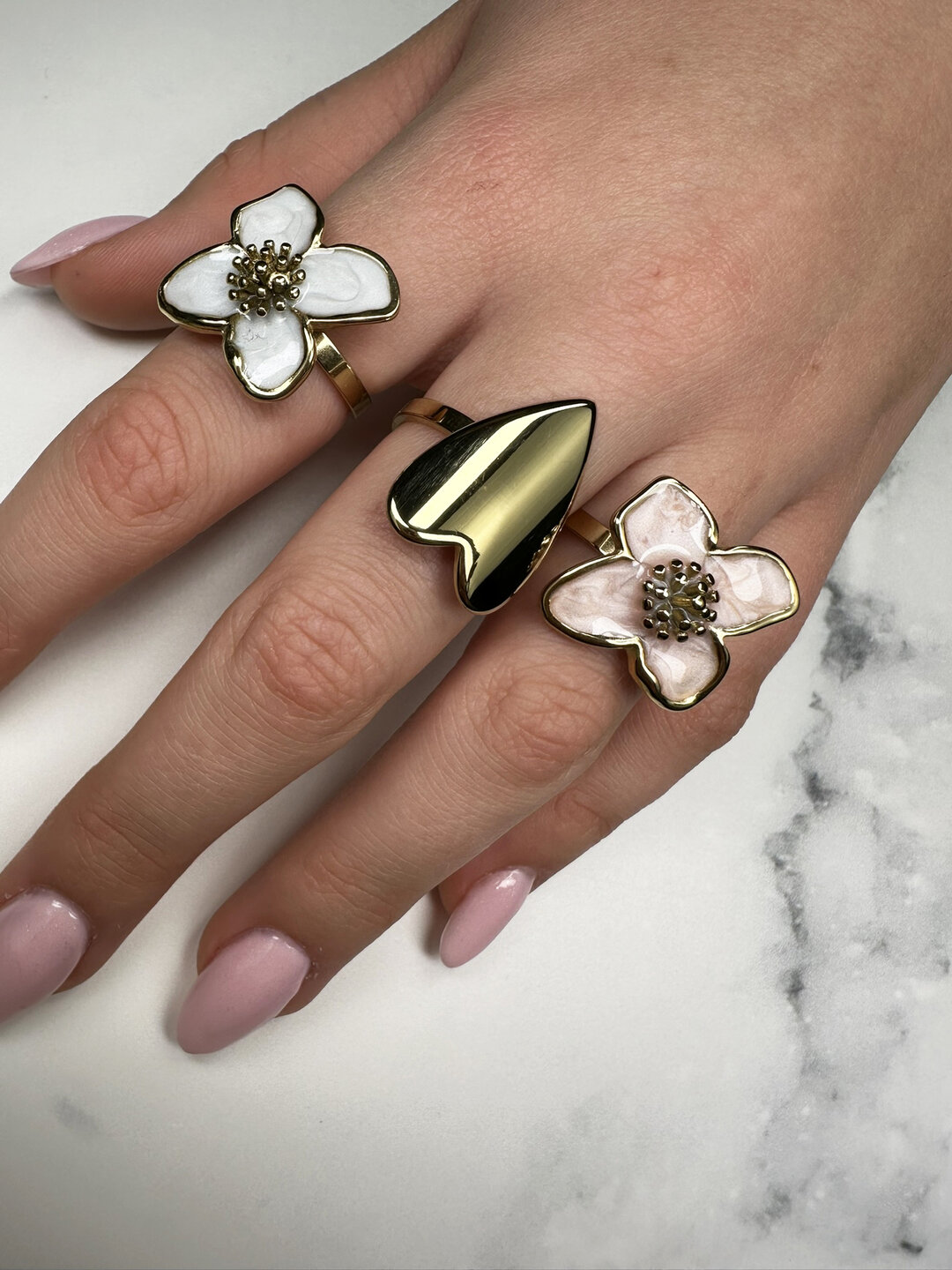 Charmin's Goudkleurige Chunky Ring met Parelmoer Bloem R1836 &ndash; Chic en Licht