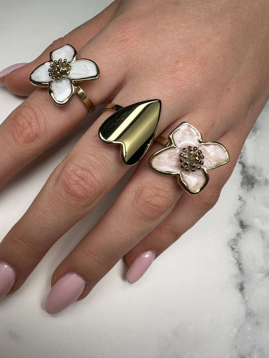 Charmin's Goudkleurige Chunky Ring met Parelmoer Bloem R1836 &ndash; Chic en Licht