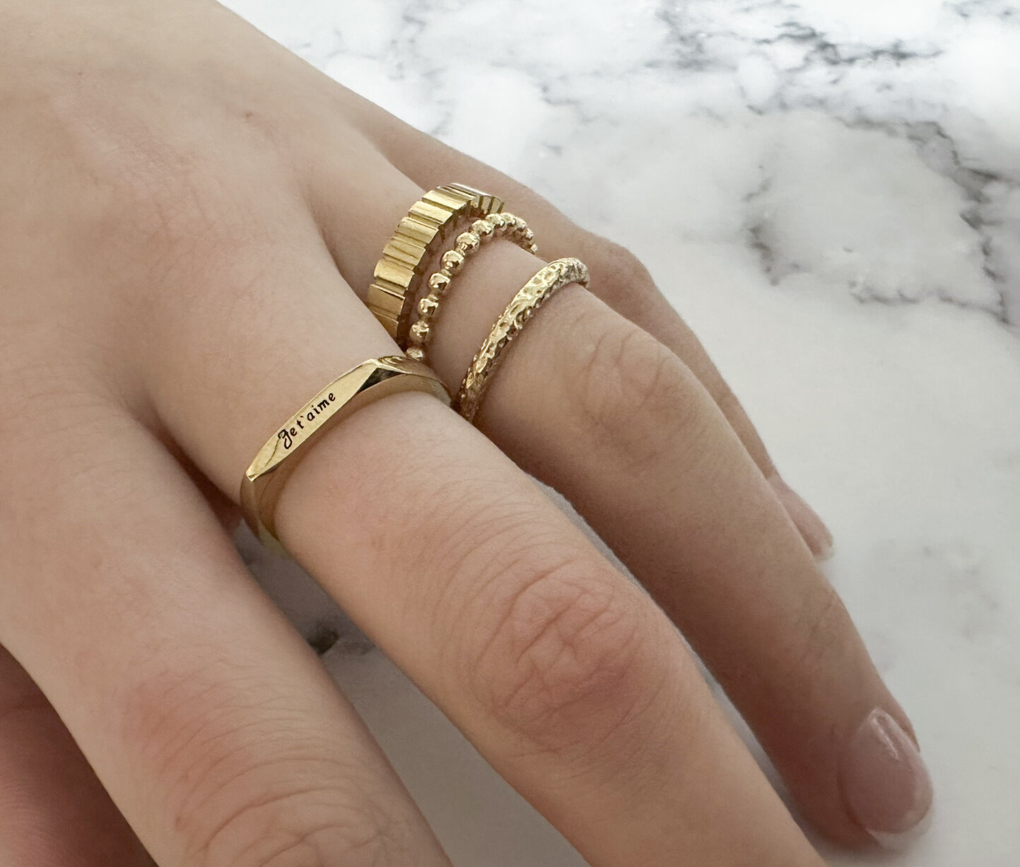 Charmin&#039;s Goudkleurige Ovale Ring met Gehamerd Design Staal R1642 &ndash; Authentiek en Handmade Look