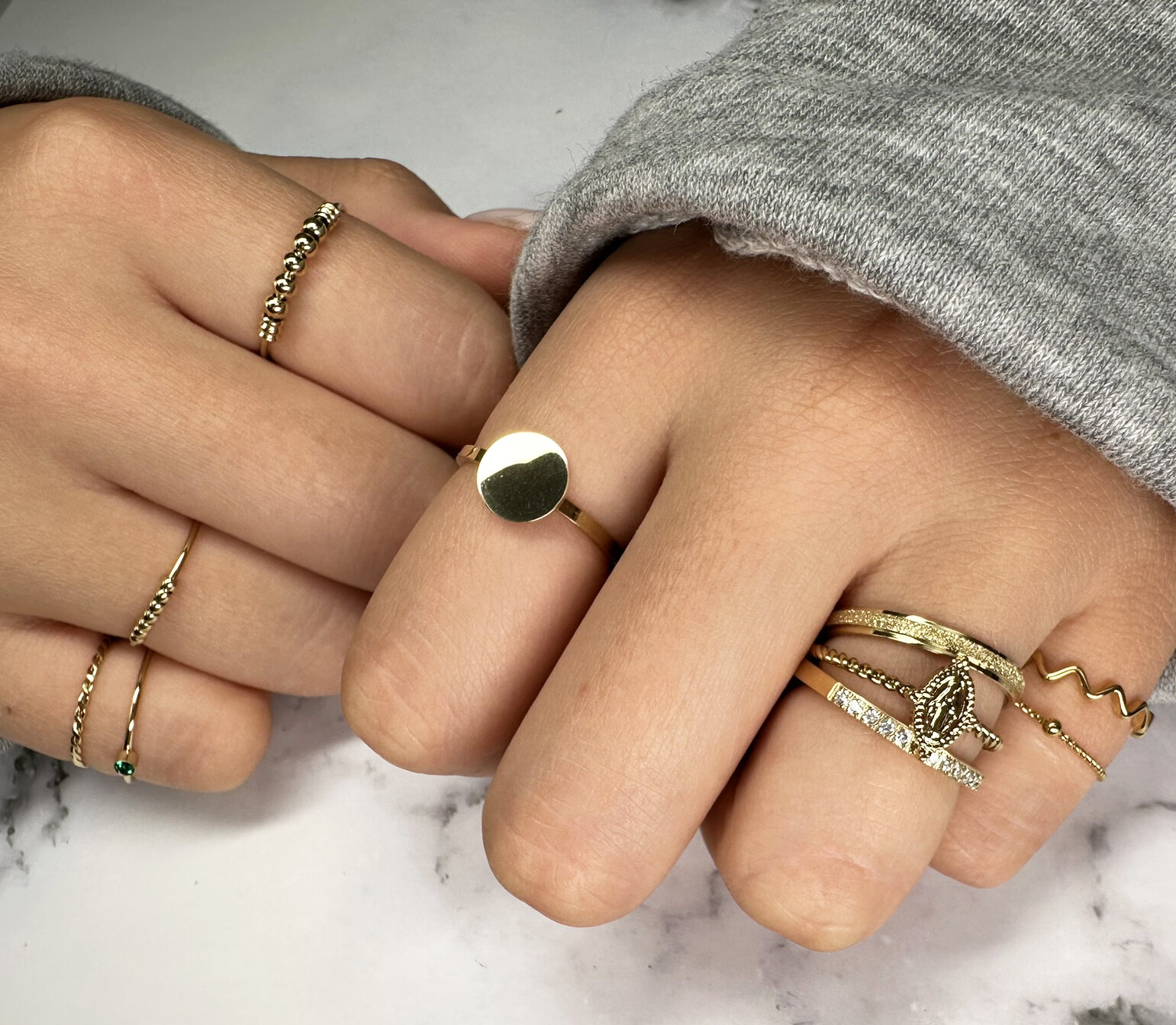 Charmin&rsquo;s Goudkleurige Stapelring Alliance Witte Kristal  2MM Staal R639