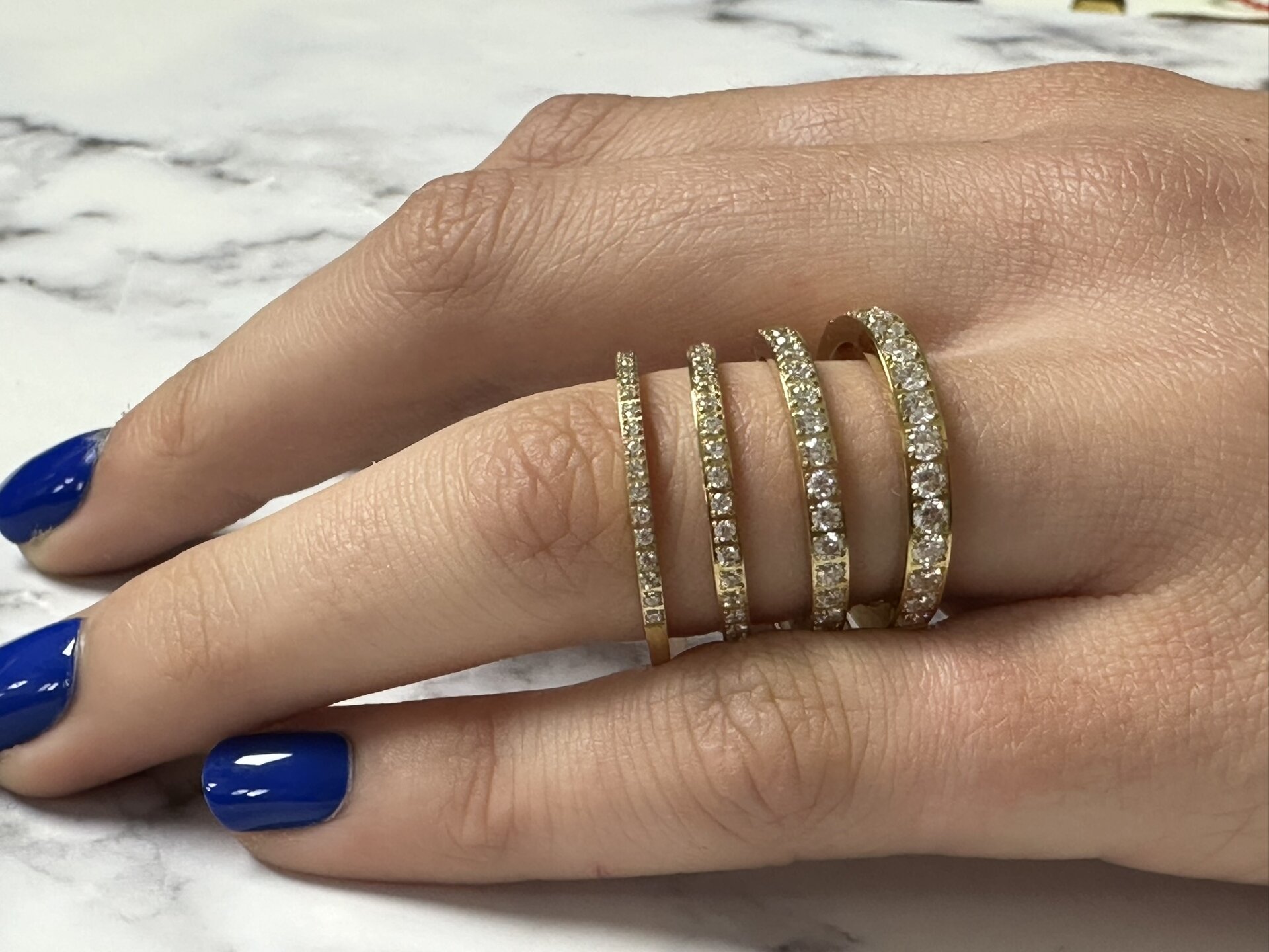 Charmin&rsquo;s Goudkleurige Stapelring Alliance Witte Kristal  2MM Staal R639