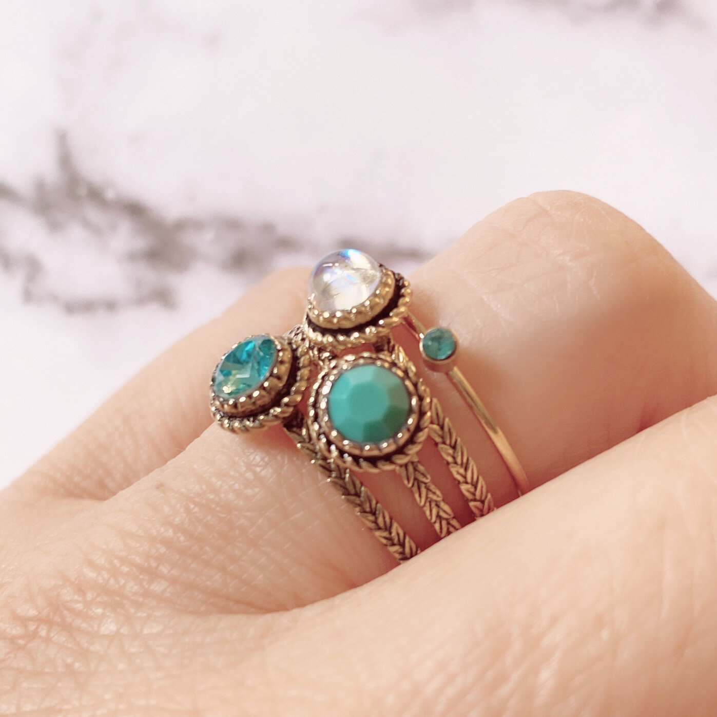 Charmin&#039;s Goudkleurige Ring Birthstone Juni Maansteen Parel Staal Iconic Vintage R1526