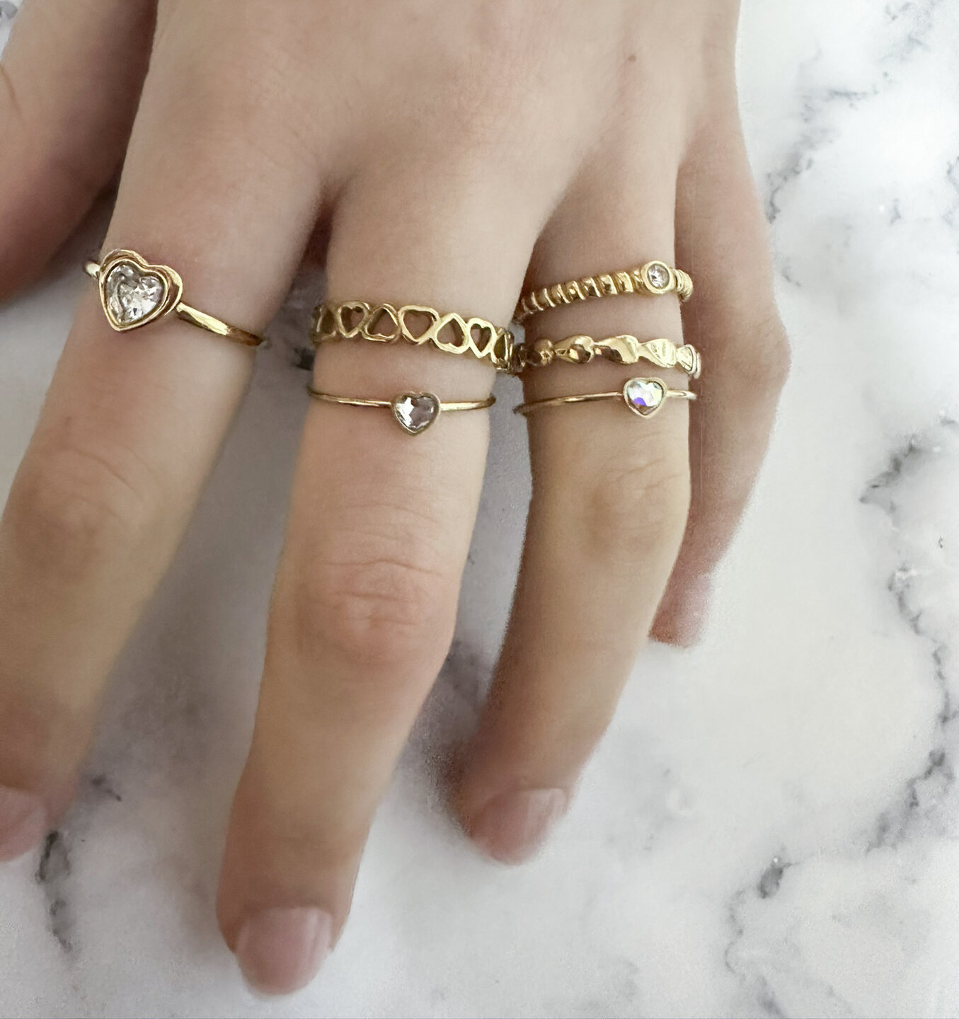 Charmin's Goudkleurige Ring met Subtiele Gevulde Hartjes Staal R1650 &ndash; Moderne Liefde