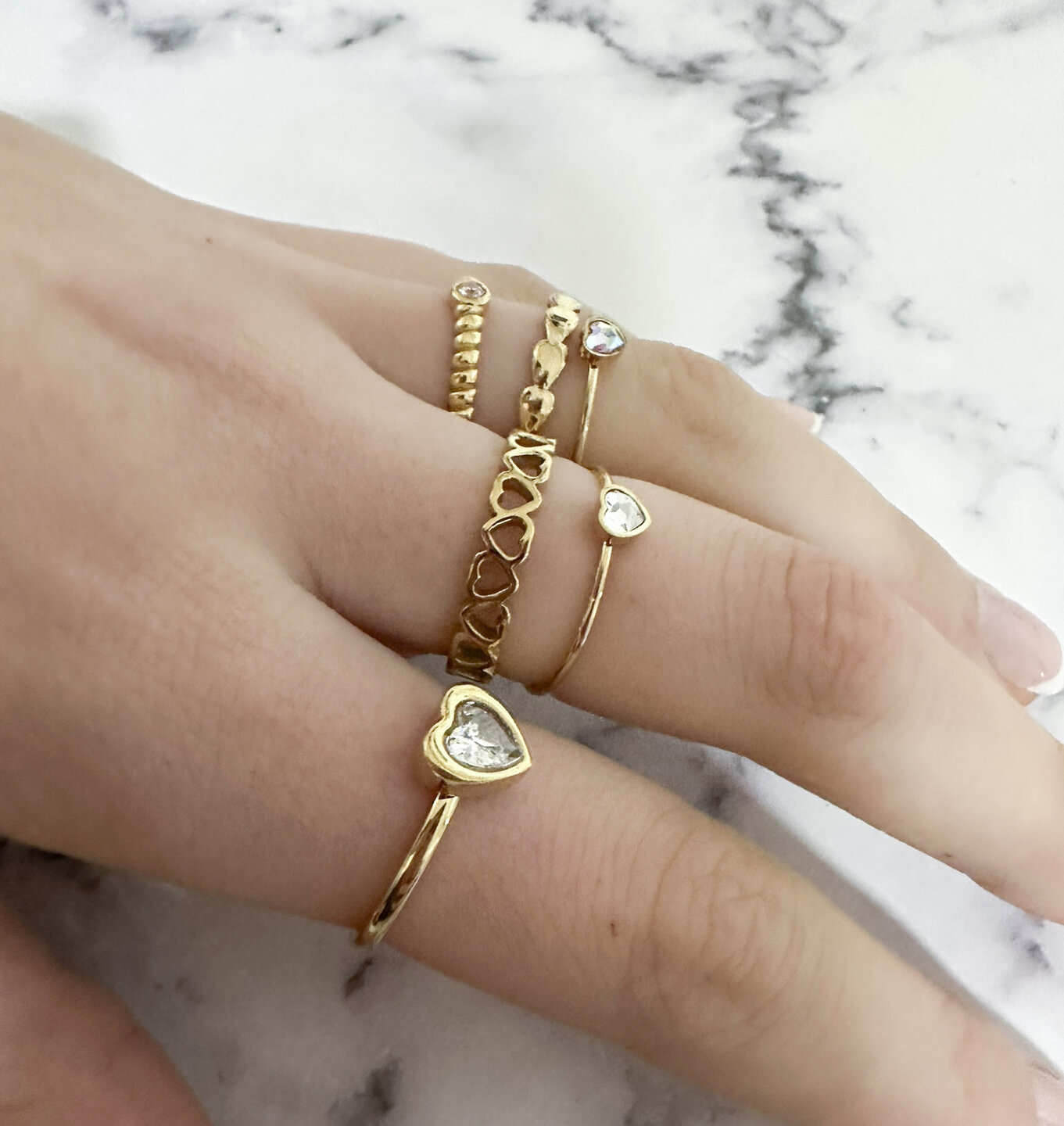 Charmin's Goudkleurige Ring met Subtiele Gevulde Hartjes Staal R1650 &ndash; Moderne Liefde