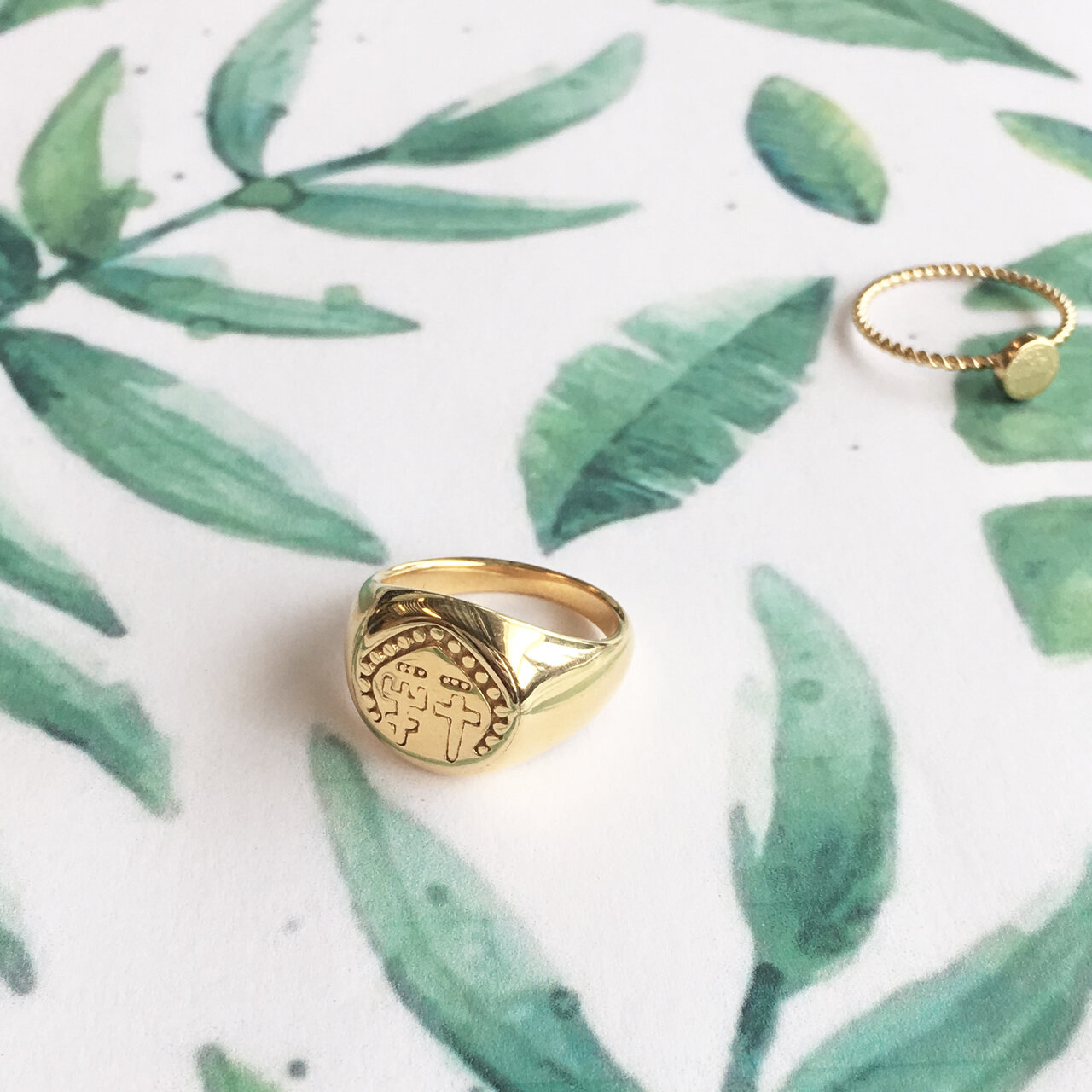 Charmin&rsquo;s goudkleurige stapelring R627 Twisted Historic Coin goldplated staal