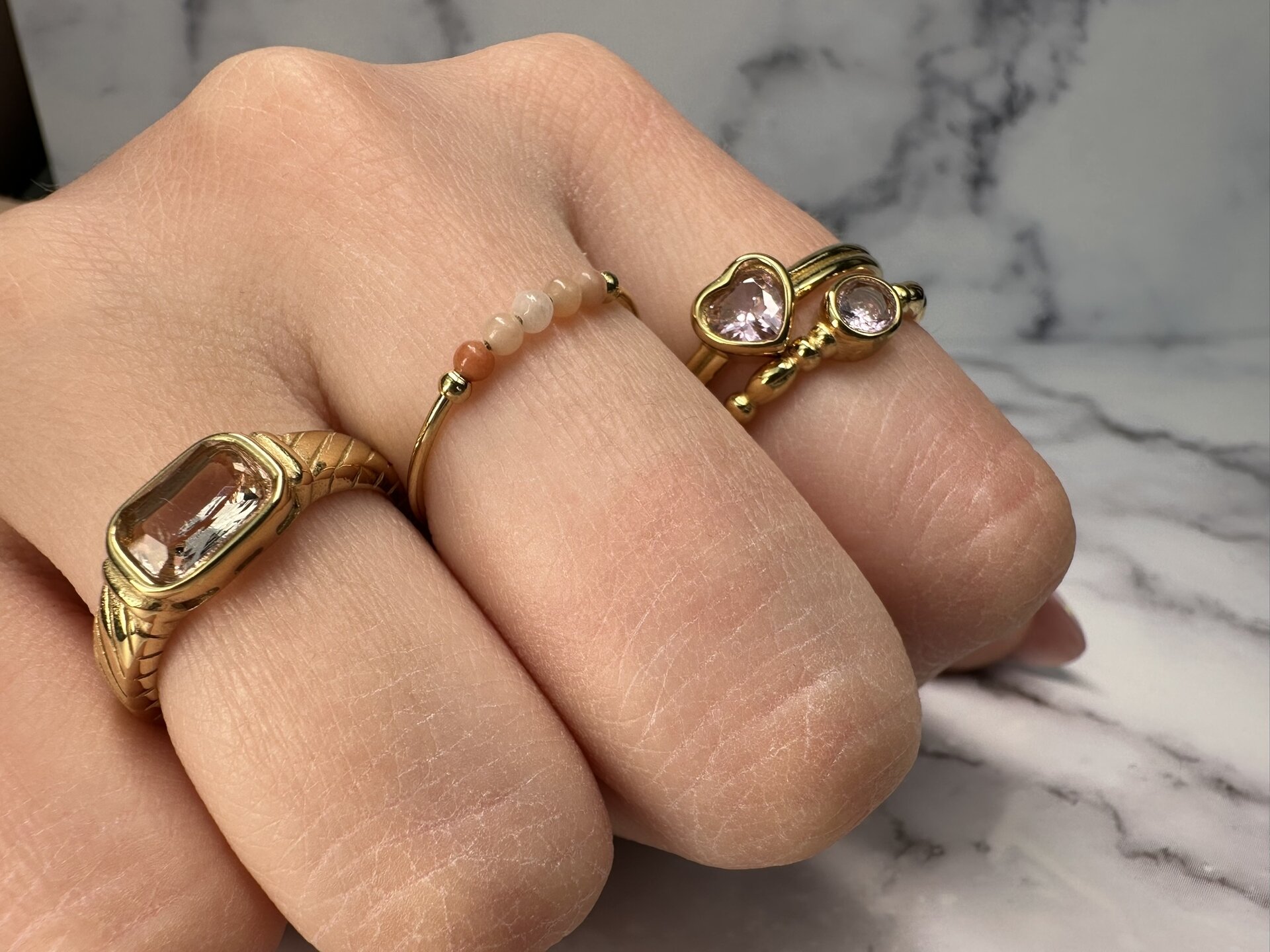 Charmin's Goukleurige Anxiety Ring Natural Stones Perzik Maansteen Beads Staal R1197