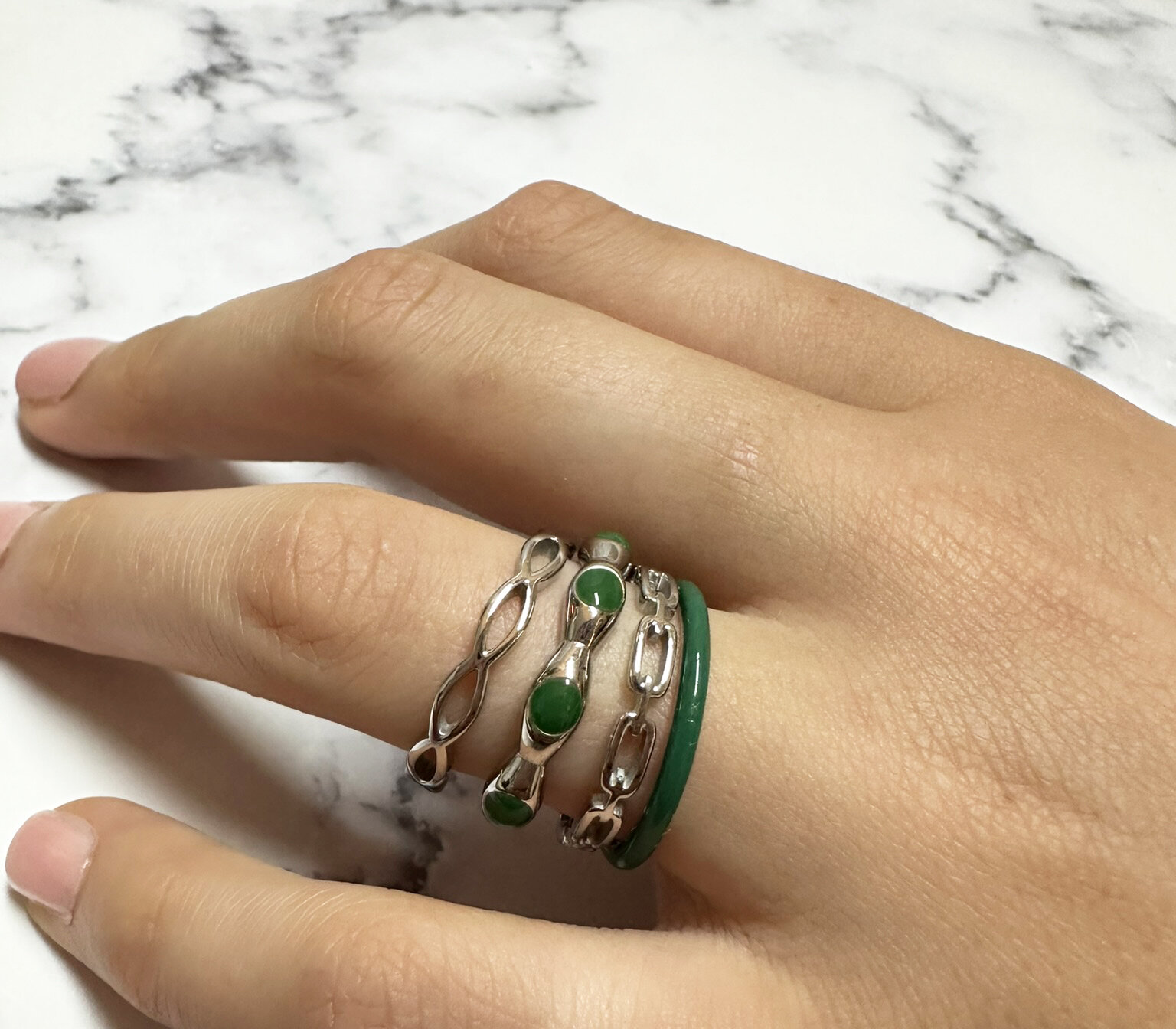 Bague empilable en &eacute;mail vert &eacute;meraude fonc&eacute; de Charmin en acier inoxydable - Un choix chic R1615