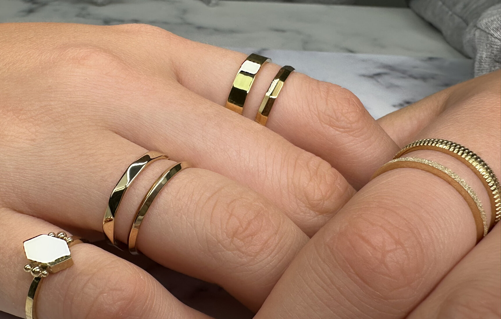 Charmin's Goudkleurige Rups Gehoekte Basis Ring 4mm Steel R1560