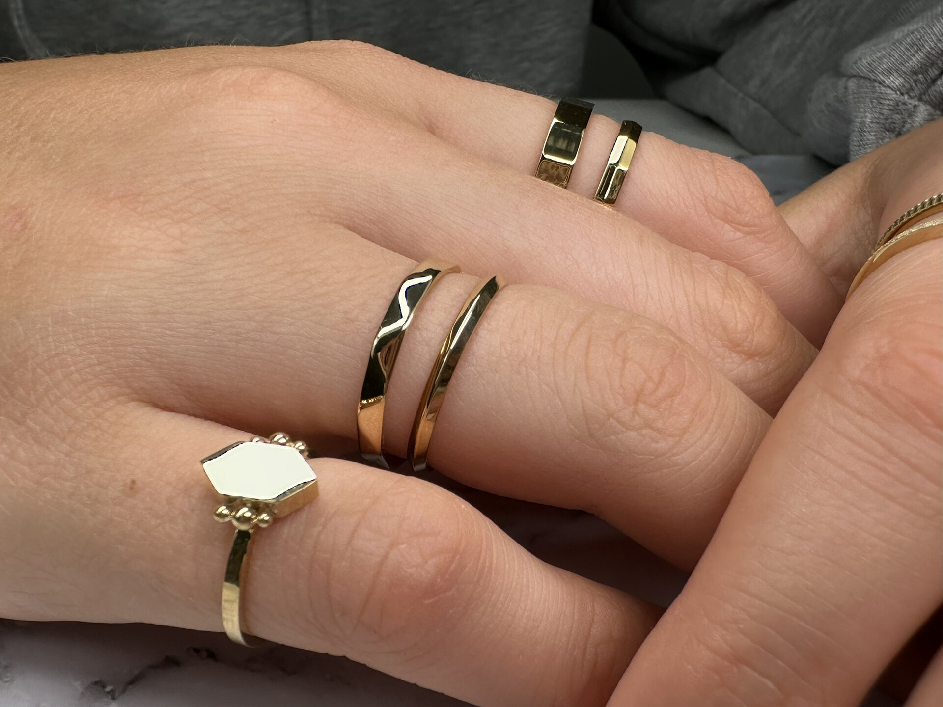 Charmin's Goudkleurige Rups Gehoekte Basis Ring 4mm Steel R1560