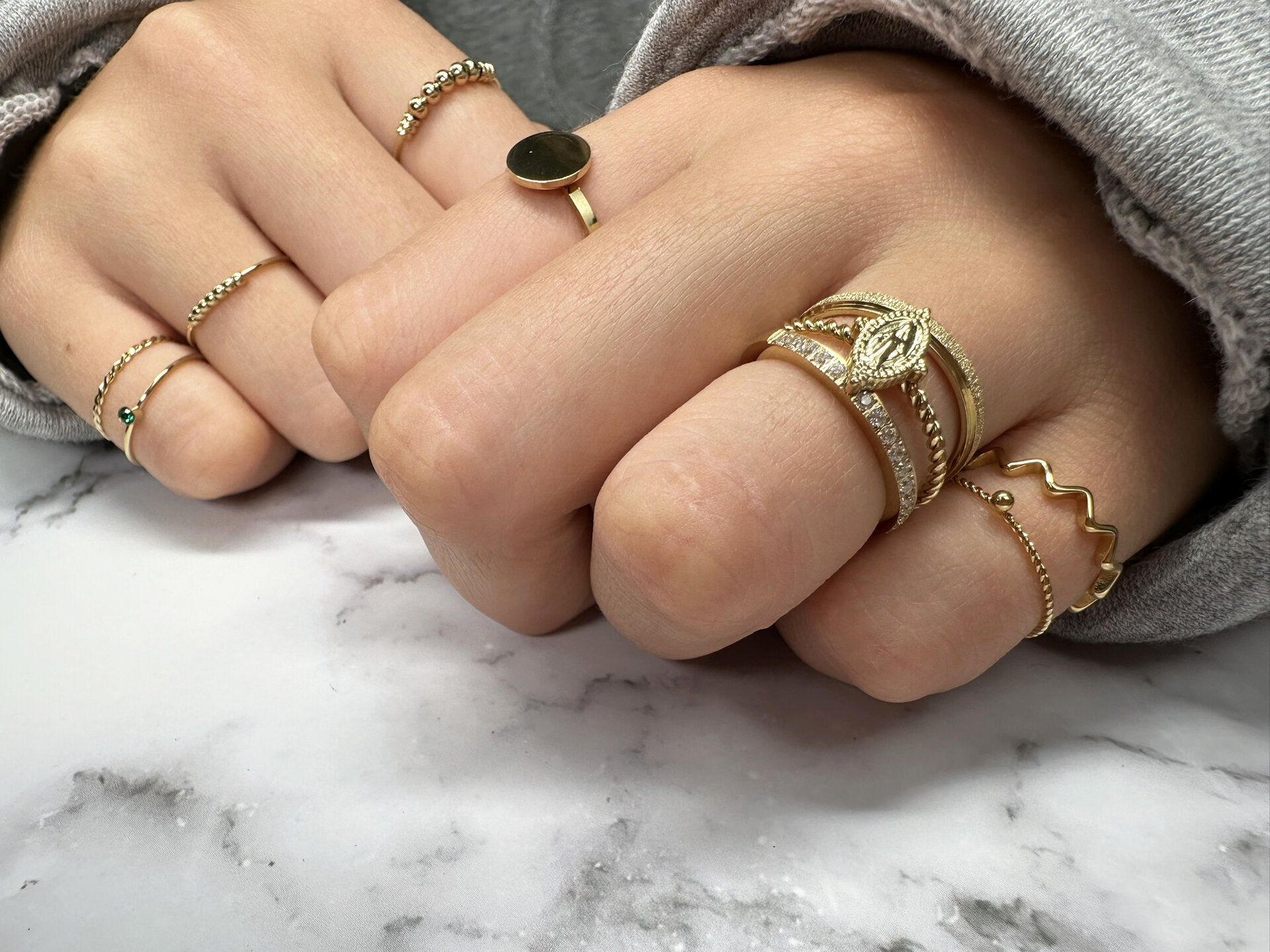 Charmin&rsquo;s goudkleurige stapelring R779 Wave goldplated staal