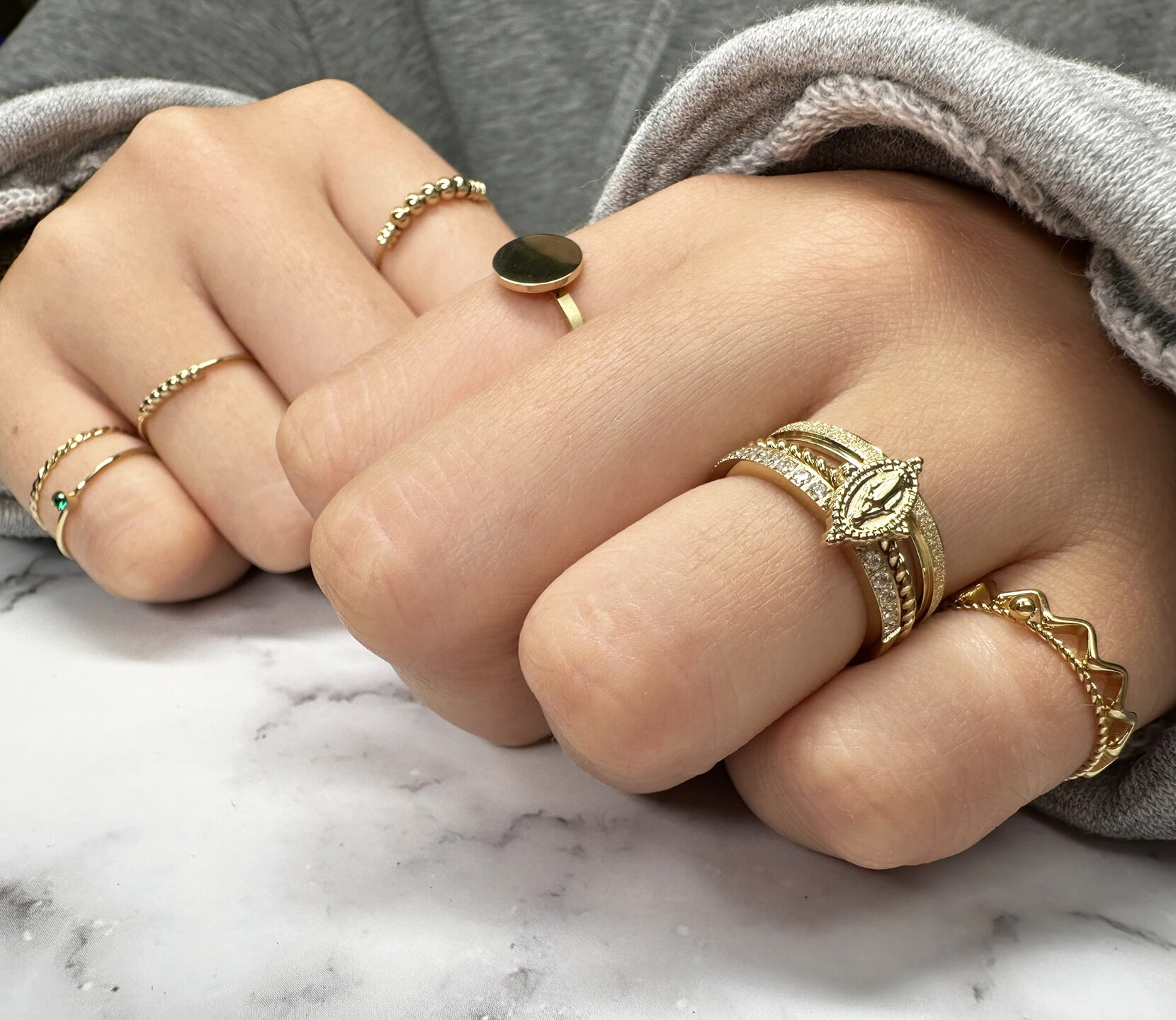 Charmin&rsquo;s goudkleurige stapelring R779 Wave goldplated staal