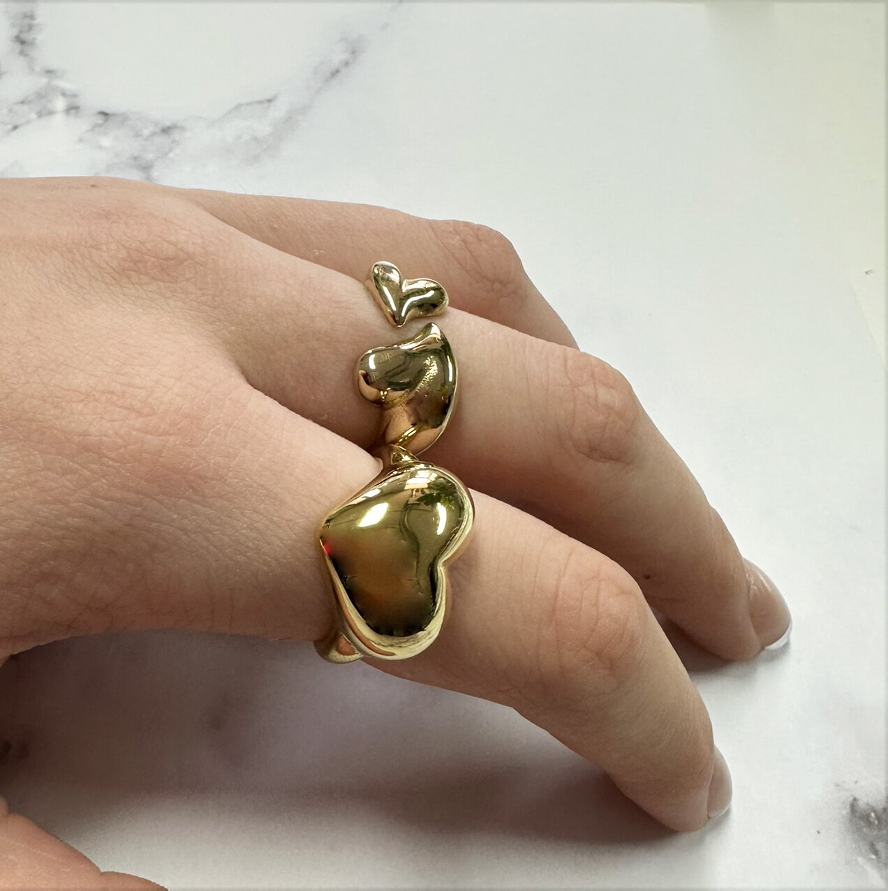 Charmin's Goudkleurige Chunky Ring met Twee Hartjes Staal R1773 &ndash; Romantisch en Sterk