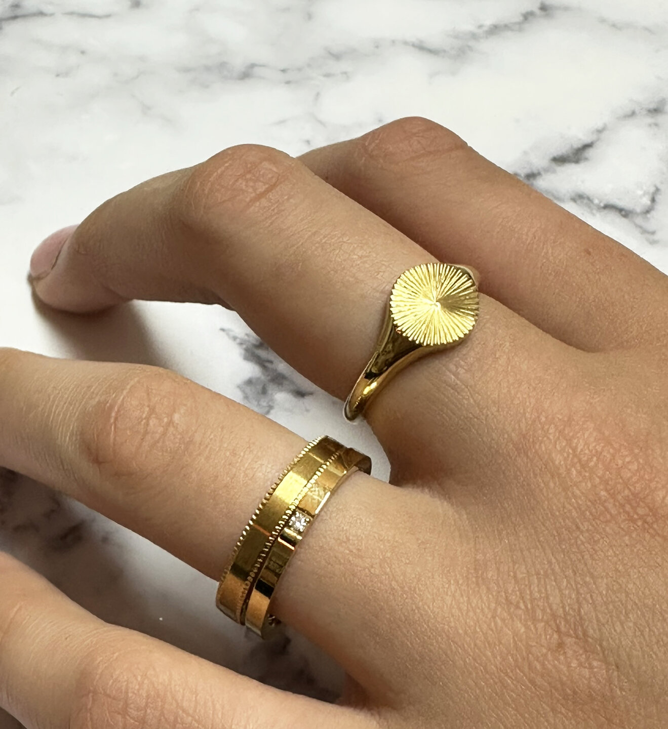 Charmin's Licht Matte Ring met Bewerking aan de Zijkant Staal R1414