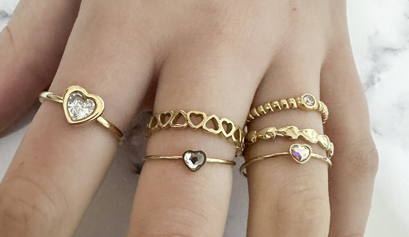 Charmin's Goudkleurige Ring met Hartvormig Wit Kristallen Steentje Staal R1654 &ndash; Romantische Eyecatcher