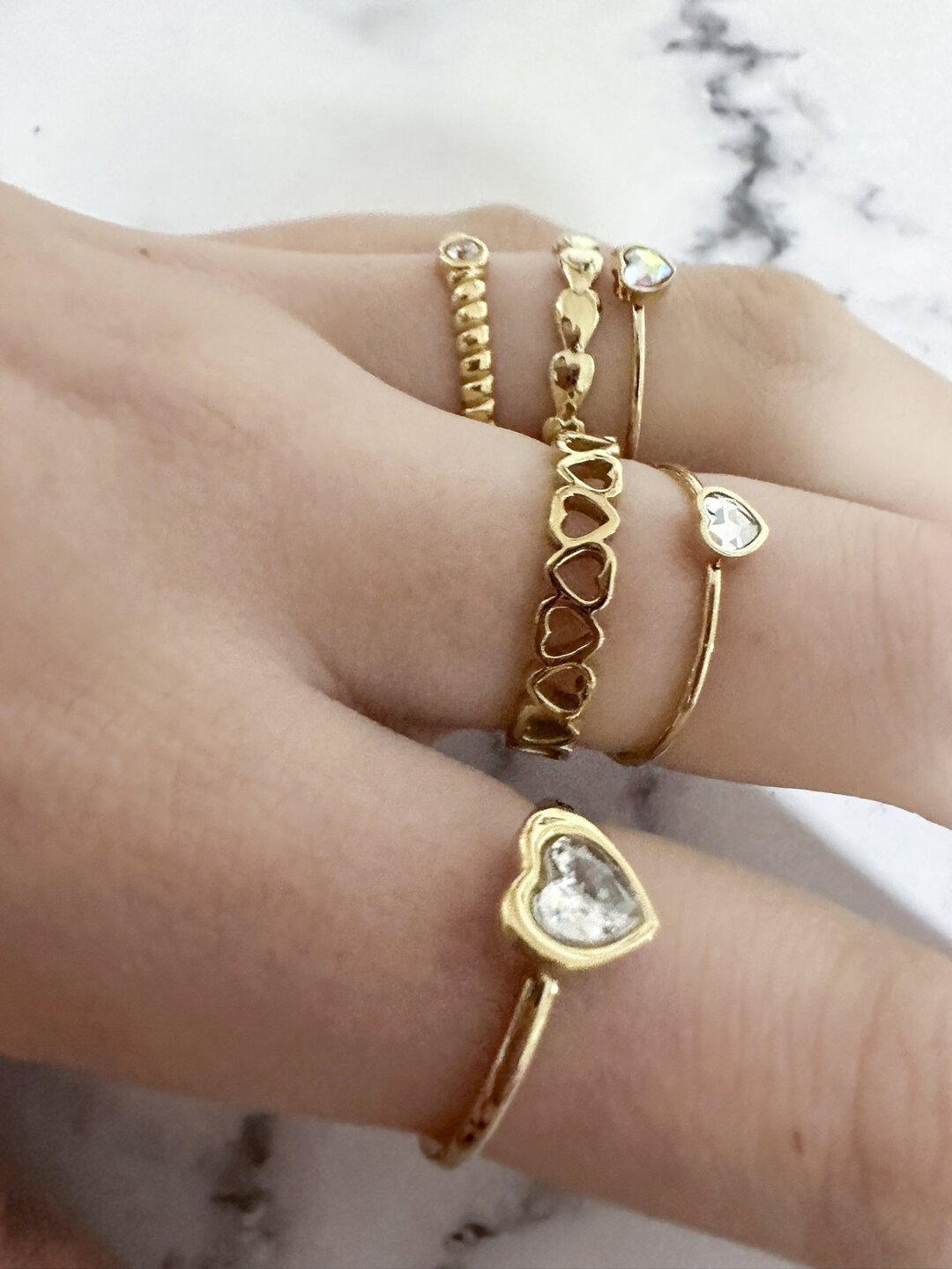 Charmin's Goudkleurige Ring met Hartvormig Wit Kristallen Steentje Staal R1654 &ndash; Romantische Eyecatcher