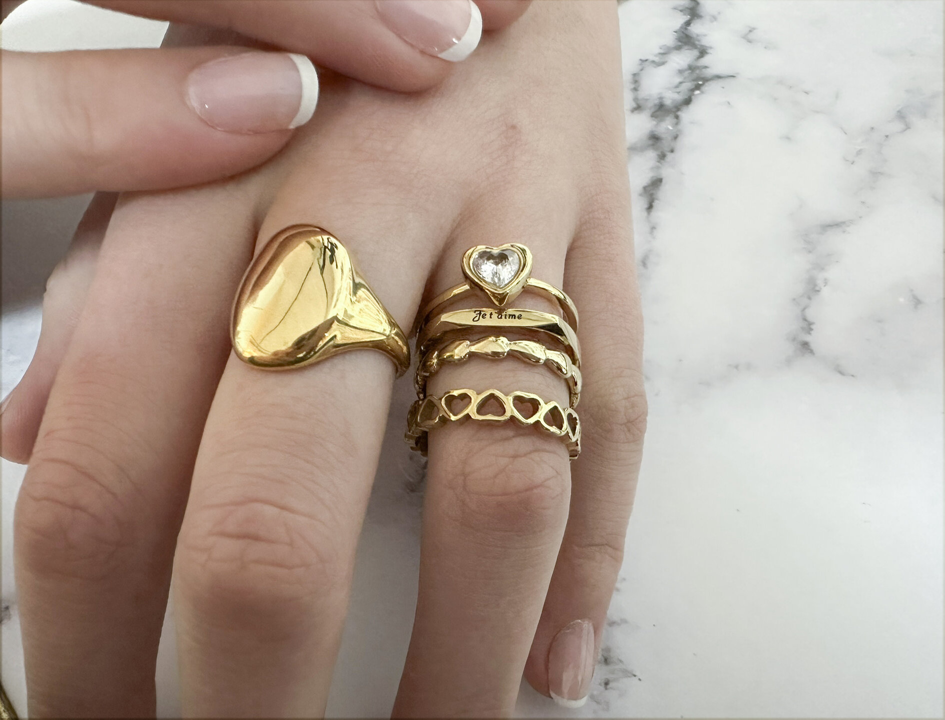 Charmin's Goudkleurige Ring met Hartvormig Wit Kristallen Steentje Staal R1654 &ndash; Romantische Eyecatcher