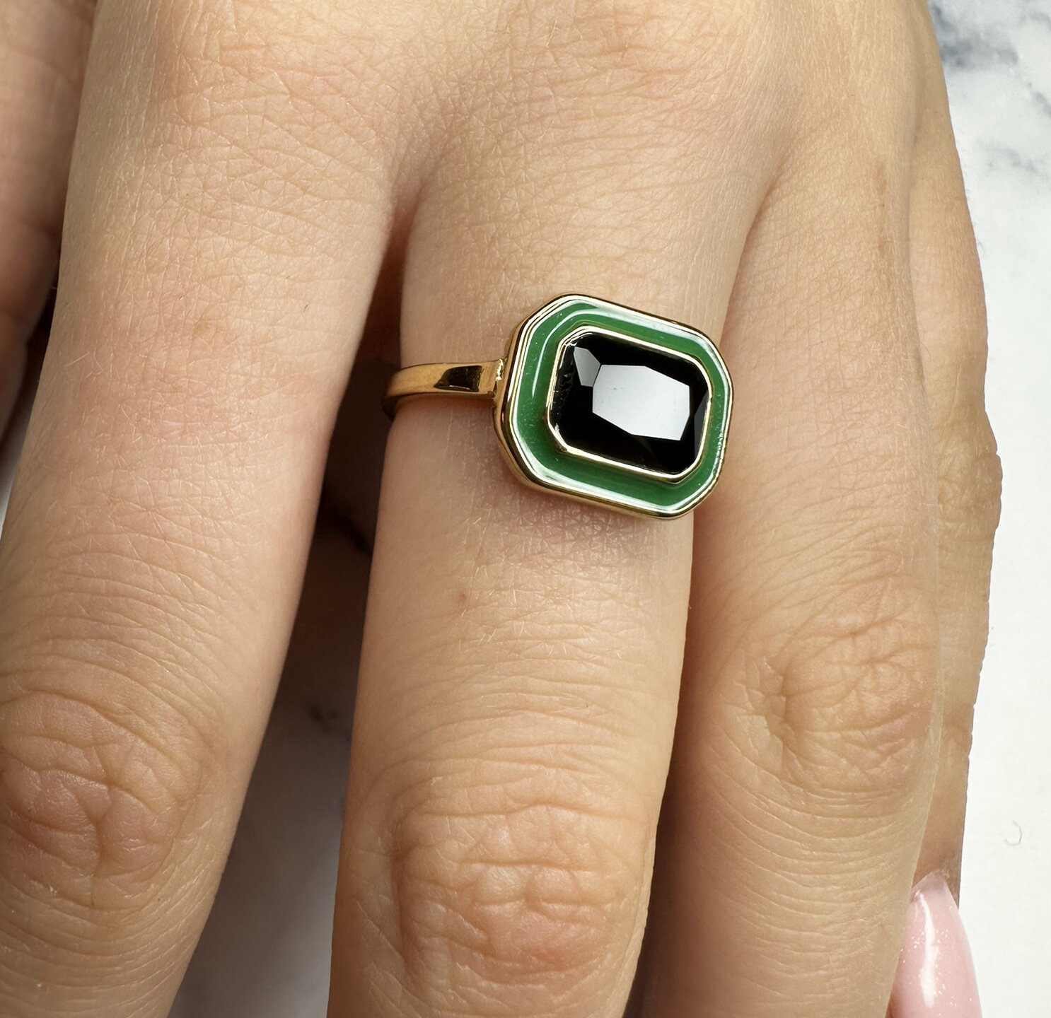 Charmin's Goudkleurige Chunky Ring Groen Emaille en Zwarte Steen R1778 &ndash; Gedurfd en Verfijnd