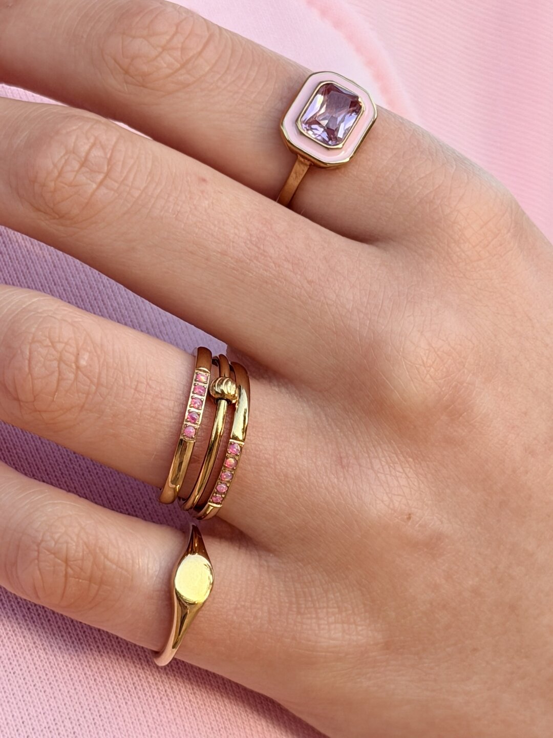 Charmin&rsquo;s Goudkleurige Memoire Ring R1126 Vijf Steentjes Blauwe Opaal Staal