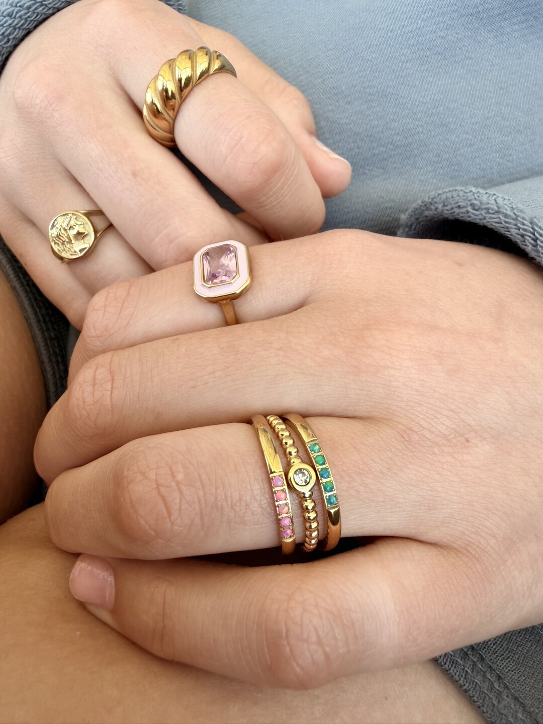 Charmin&rsquo;s Goudkleurige Memoire Ring R1126 Vijf Steentjes Blauwe Opaal Staal