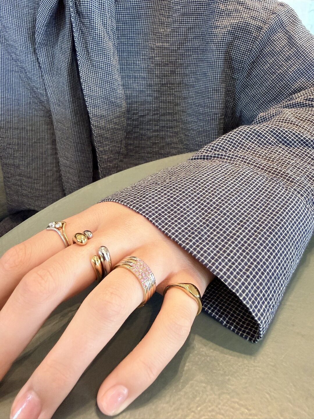 Charmin&rsquo;s Goudkleurige Memoire Ring R1126 Vijf Steentjes Blauwe Opaal Staal