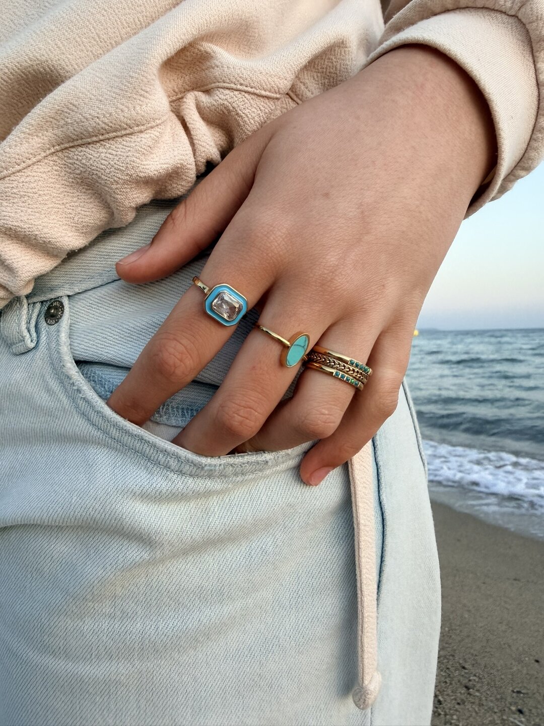 Charmin's Goudkleurige Chunky Ring Blauwe Emaille en zacht Blauwe Steen R1777 &ndash; Eyecatcher