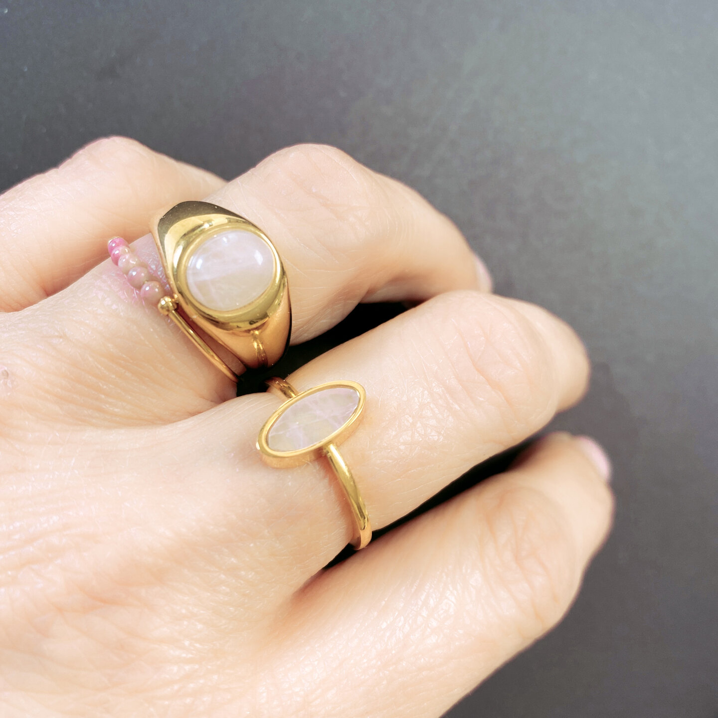 Chevali&egrave;re Charmin's couleur or avec pierre pr&eacute;cieuse ovale en quartz rose rose clair en acier R1269