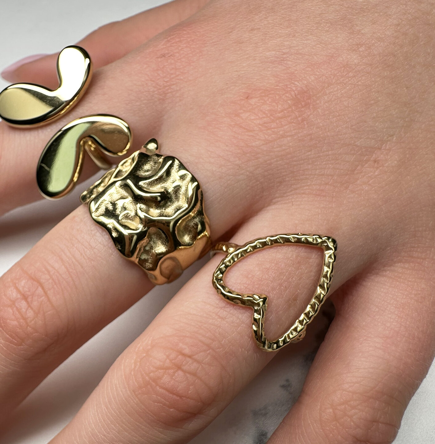 Charmin's Goudkleurige Chunky Ring met Hartvorm Staal R R1767 &ndash; Ruimtelijk en bewerkt.