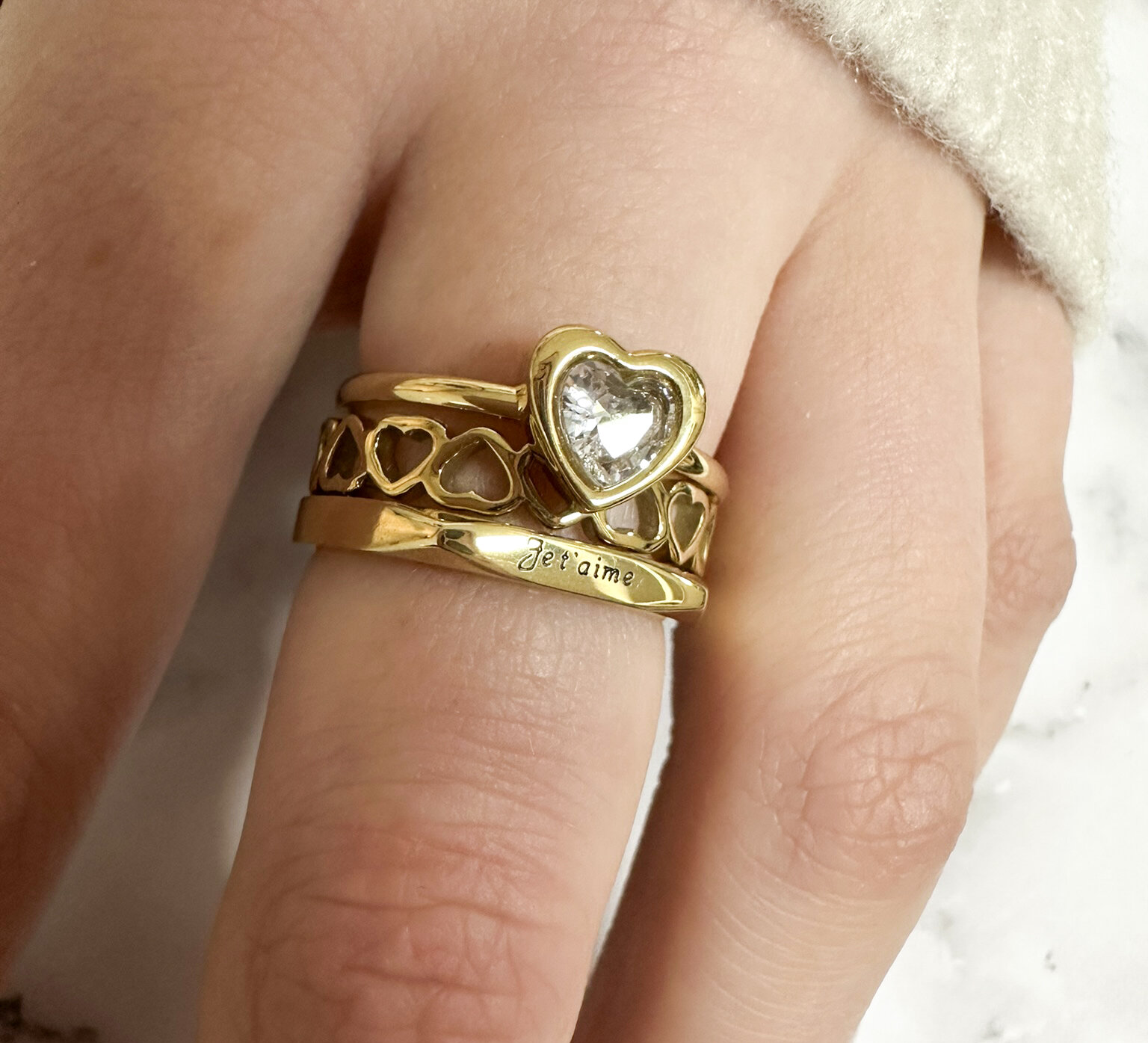 Charmin's Goudkleurige Ring met Hartvormig Wit Kristallen Steentje Staal R1654 &ndash; Romantische Eyecatcher