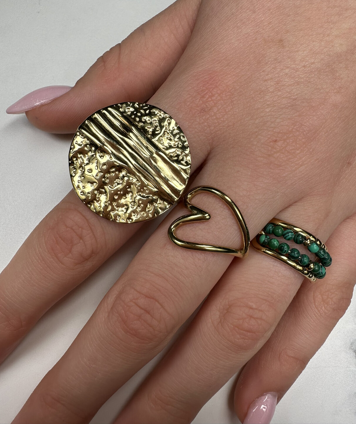 Charmin's Goudkleurige Chunky Ring met Hartvorm Staal R R1768 &ndash; Elegant meevormend met je vinger.