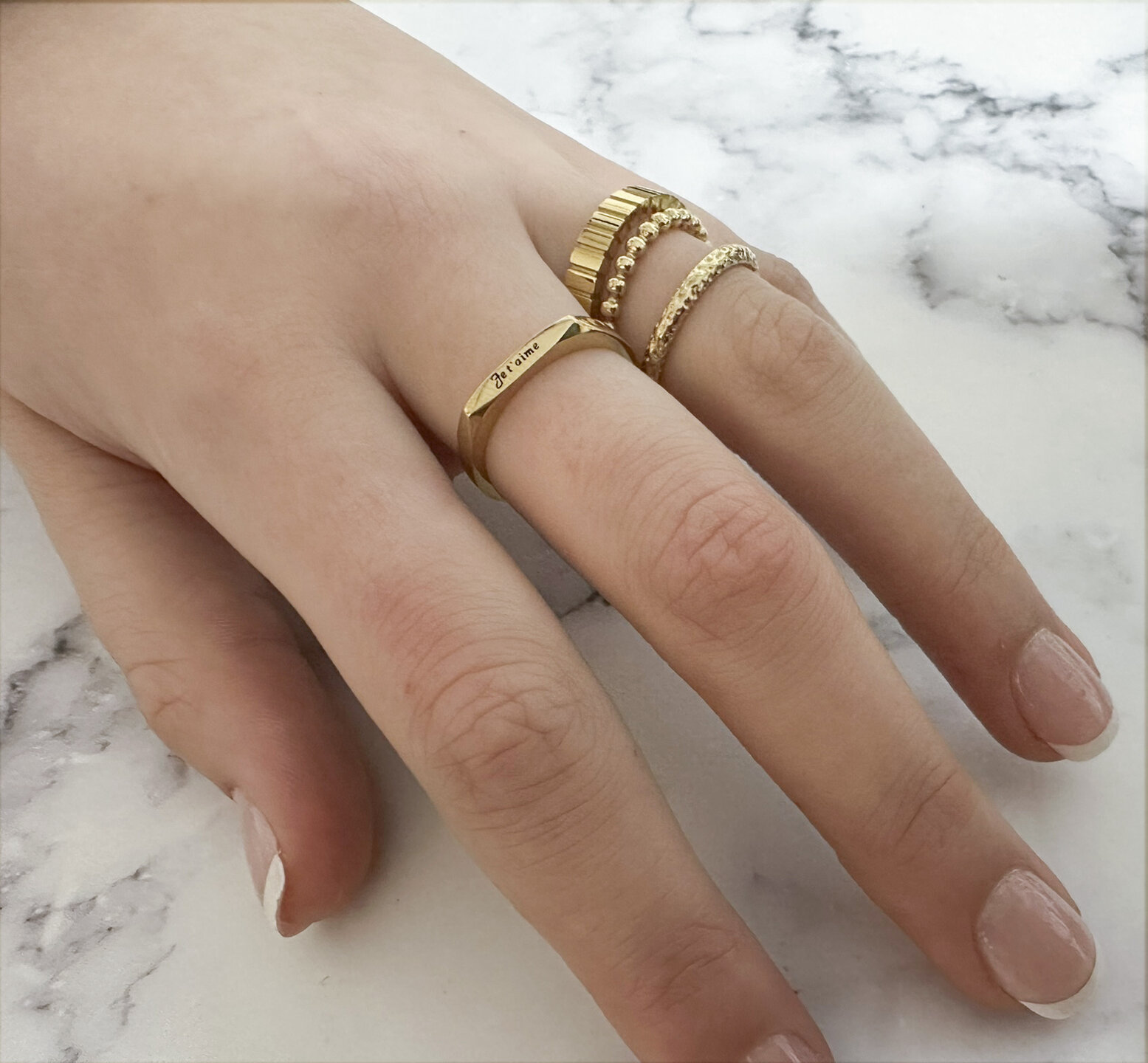 Charmin's Goudkleurige Ring met Geslepen Rechthoekjes en Matte Details R1546 &ndash; Modern en Architectonisch