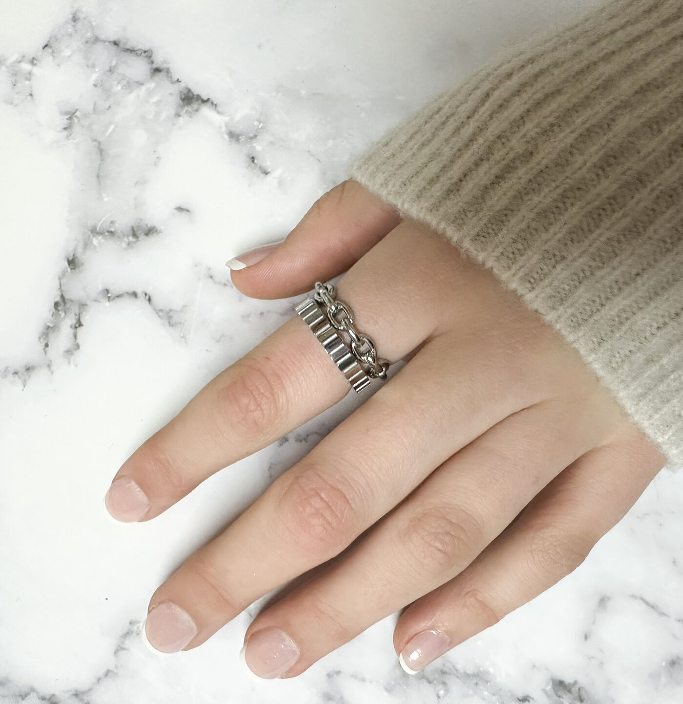Charmin's Goudkleurige Ring met Geslepen Rechthoekjes en Matte Details R1546 &ndash; Modern en Architectonisch