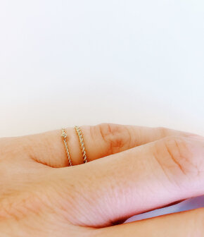 Charmin’s goudkleurige stapelring R329 Turning goldplated staal