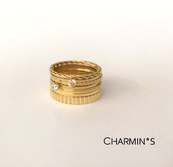 Charmin&rsquo;s goudkleurige stapelring R320 Serrated goldplated staal