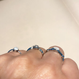 Charmins runder Ring mit transparentem, wei&szlig;em, gl&auml;nzendem Stein aus Stahl R1165