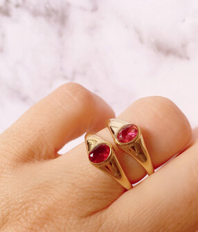 Charmin&rsquo;s R1087 Birthstone zegelring July Fuchsia Ruby Oval Stone Goldplated
