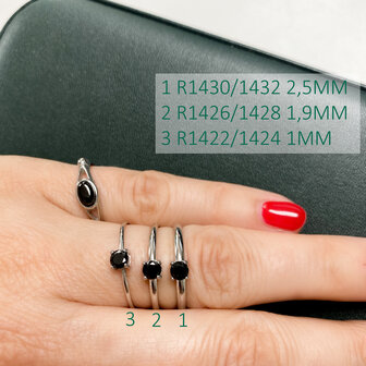 Charmin&rsquo;s Klassieke Solitair 1,9mm Ring Zwarte Steen Staal R1428