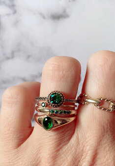 Charmin&#039;s Birthstone Ring Mei Groene Emerald Steen Goldplated R790/KR96